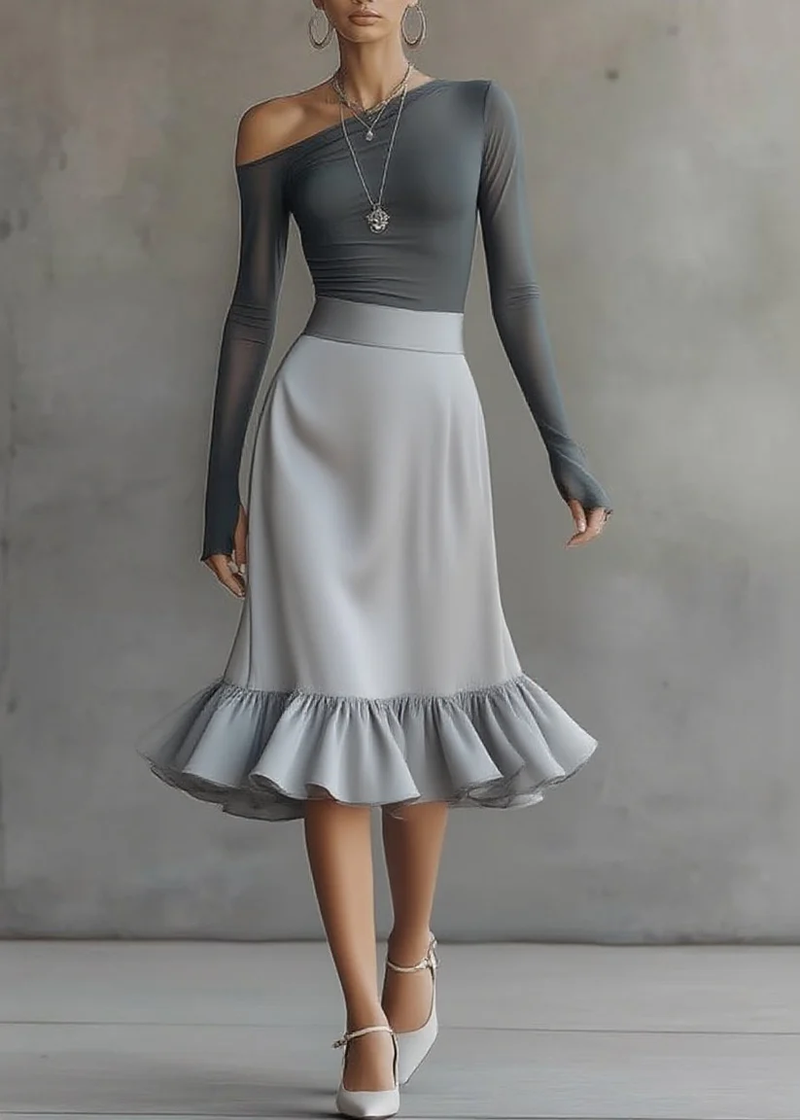 María Josefina | Conjunto Midi Gris con Top de Hombros Descubiertos y Bajo con Volante