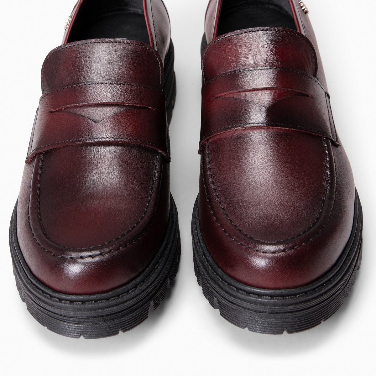 TRAVIS - Mocasin de piel de napa cepillada BURDEOS