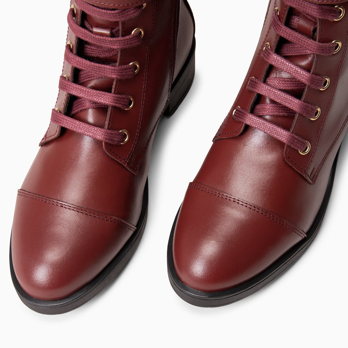 BELFAST – Botines con cordones de piel BURDEOS