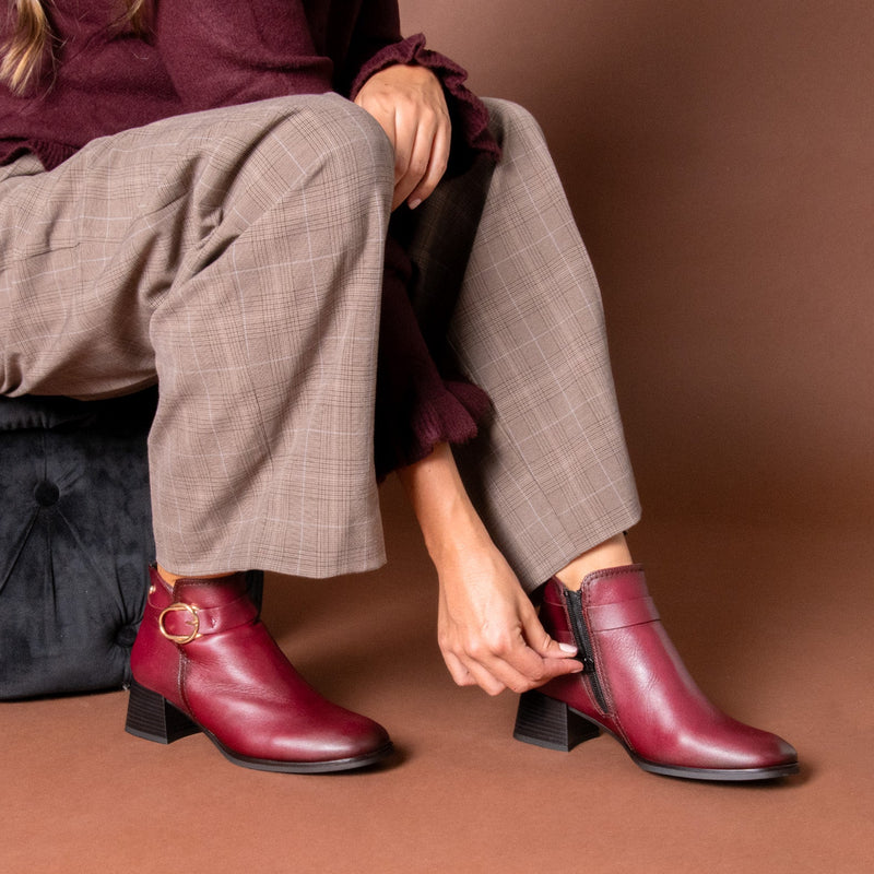 GELI - Botines de piel de napa con hebilla dorada NEGRO