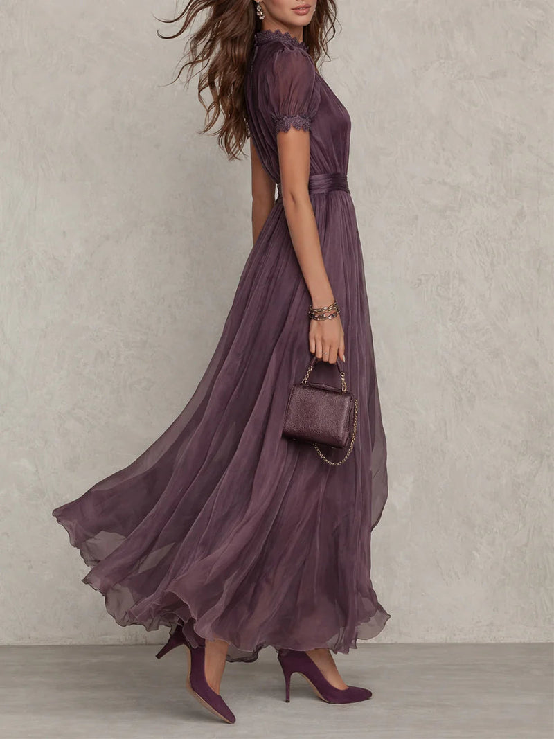 Flavia | Vestido largo violeta con escote de llave, borde de encaje de chiffon