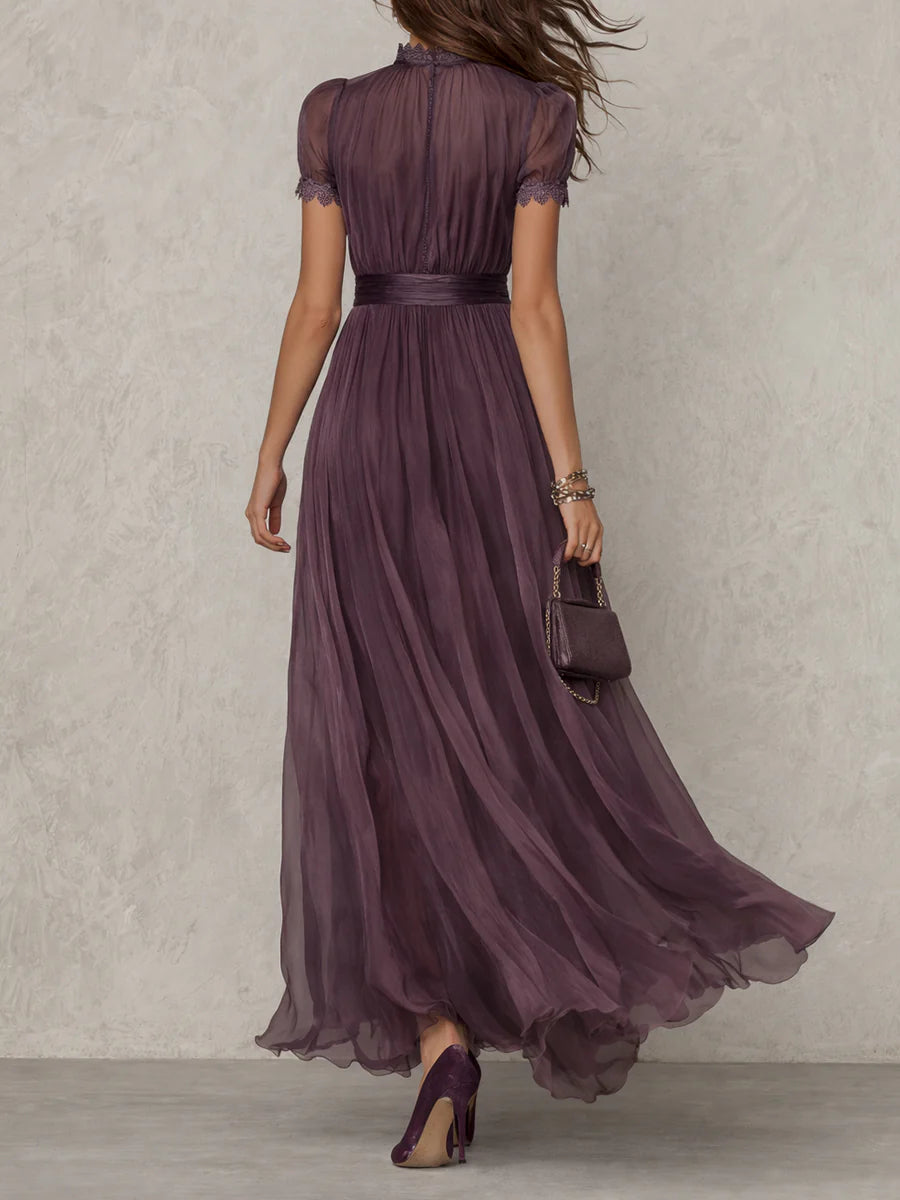 Flavia | Vestido largo violeta con escote de llave, borde de encaje de chiffon