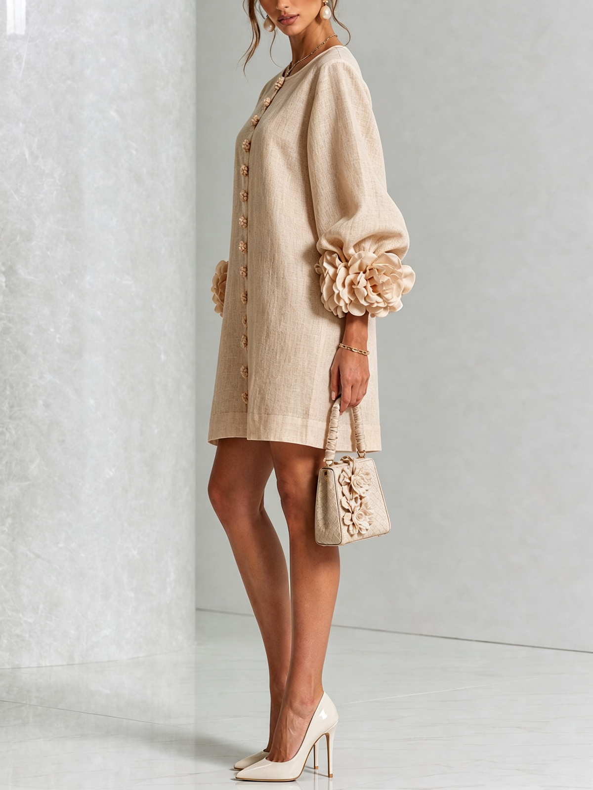 Angelines | Vestido Mini de Mezcla de Lino con Puños de Rosa, Beige