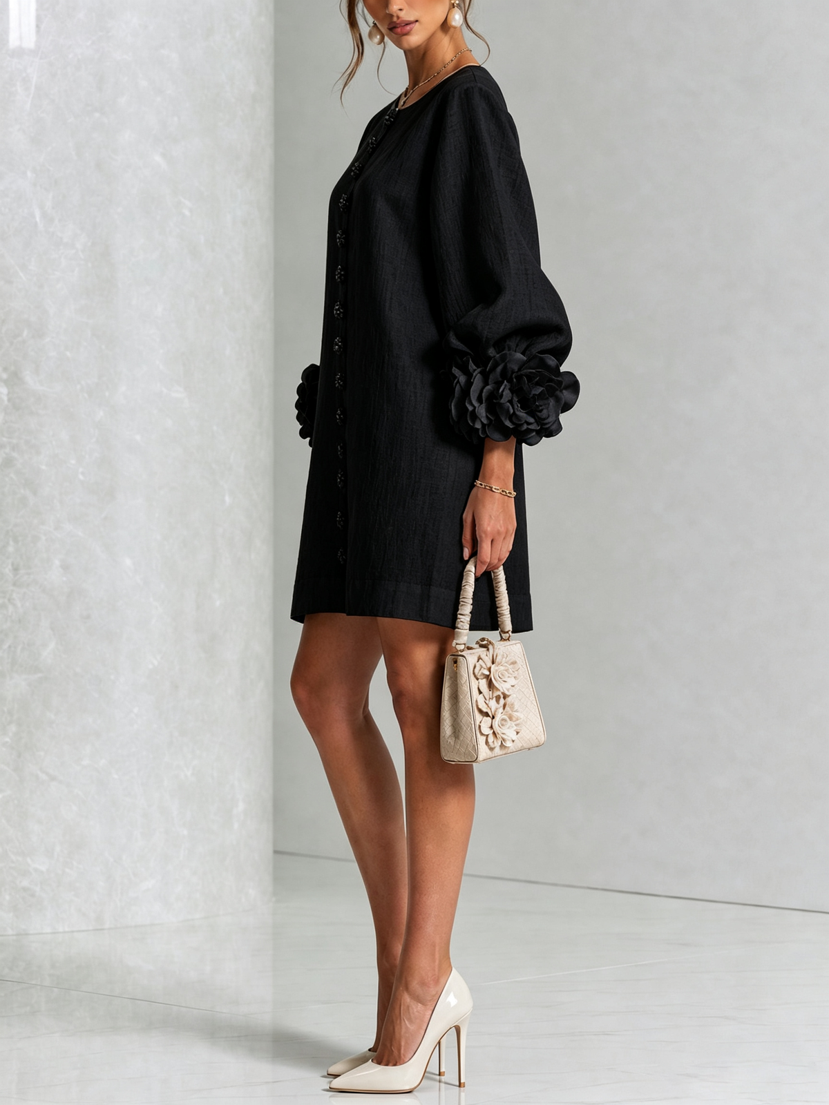 Mari Fe | Vestido Mini de Mezcla de Lino con Puños de Rosa, Negro
