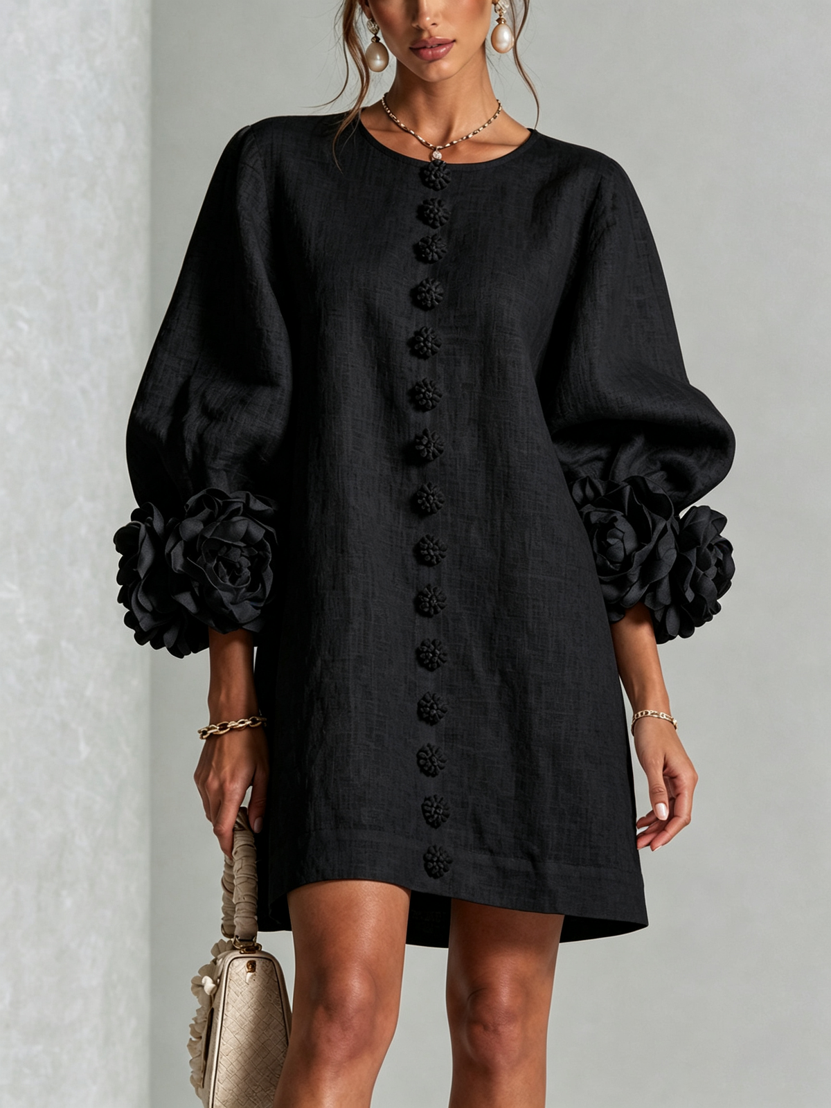 Mari Fe | Vestido Mini de Mezcla de Lino con Puños de Rosa, Negro