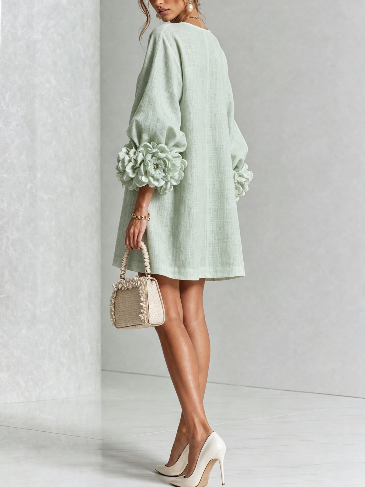 Mari Ángeles | Vestido Mini de Mezcla de Lino con Puños de Rosa, Verde Salvia